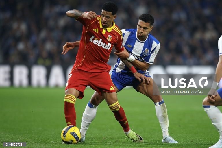 O líder FC Porto manteve hoje a vantagem de quatro pontos sobre o Sporting ao vencer em casa o Rio Ave, por 1-0, com um golo de Froholdt, em jogo da 23.ª jornada da I Liga de futebol.