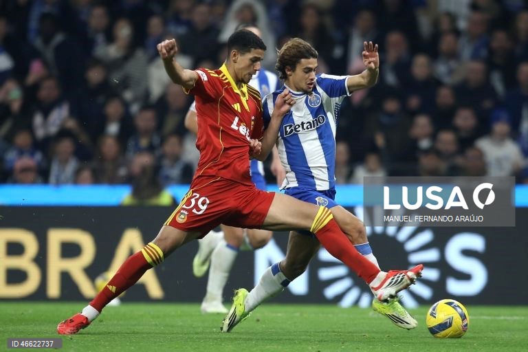 O líder FC Porto manteve hoje a vantagem de quatro pontos sobre o Sporting ao vencer em casa o Rio Ave, por 1-0, com um golo de Froholdt, em jogo da 23.ª jornada da I Liga de futebol.