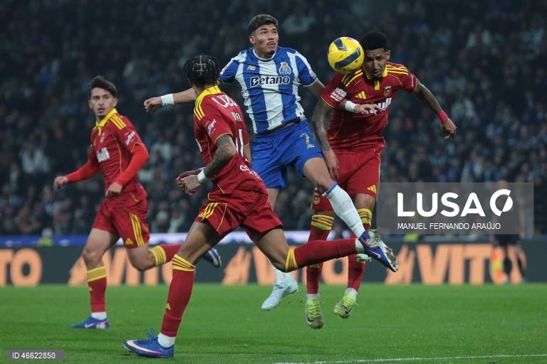 O líder FC Porto manteve hoje a vantagem de quatro pontos sobre o Sporting ao vencer em casa o Rio Ave, por 1-0, com um golo de Froholdt, em jogo da 23.ª jornada da I Liga de futebol.