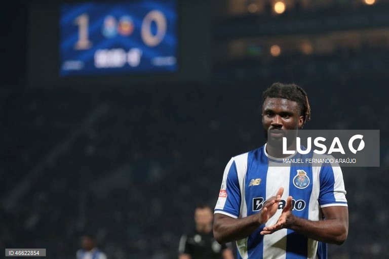 O líder FC Porto manteve hoje a vantagem de quatro pontos sobre o Sporting ao vencer em casa o Rio Ave, por 1-0, com um golo de Froholdt, em jogo da 23.ª jornada da I Liga de futebol.