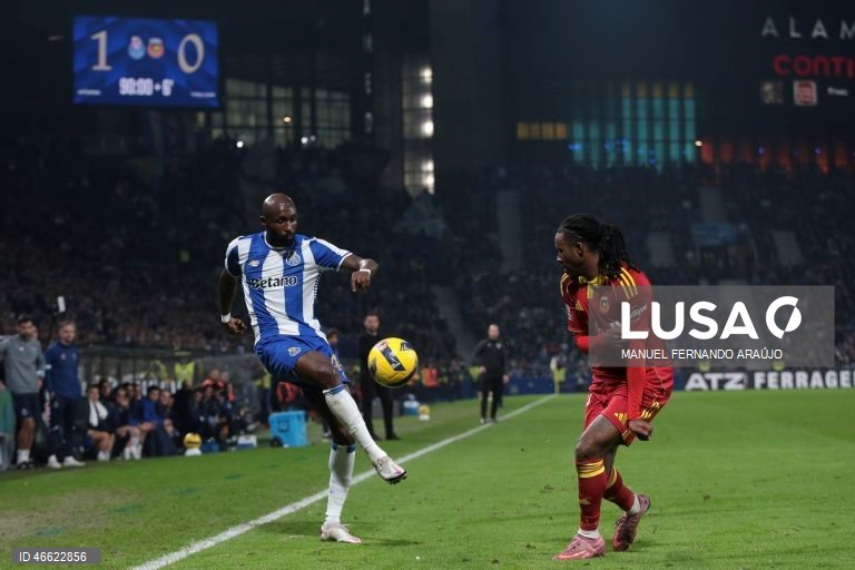 O líder FC Porto manteve hoje a vantagem de quatro pontos sobre o Sporting ao vencer em casa o Rio Ave, por 1-0, com um golo de Froholdt, em jogo da 23.ª jornada da I Liga de futebol.