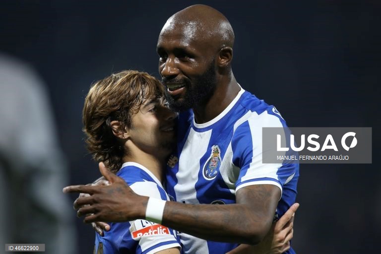 O líder FC Porto manteve hoje a vantagem de quatro pontos sobre o Sporting ao vencer em casa o Rio Ave, por 1-0, com um golo de Froholdt, em jogo da 23.ª jornada da I Liga de futebol.