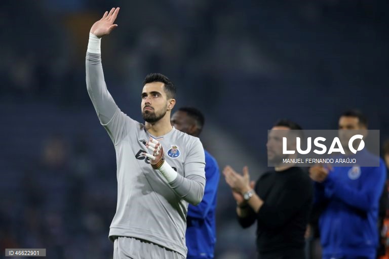 O líder FC Porto manteve hoje a vantagem de quatro pontos sobre o Sporting ao vencer em casa o Rio Ave, por 1-0, com um golo de Froholdt, em jogo da 23.ª jornada da I Liga de futebol.