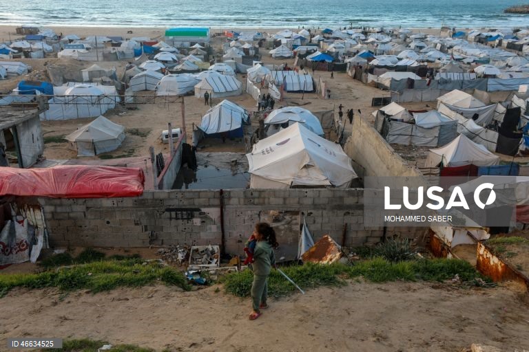 Palestina: Famílias deslocadas na cidade de Gaza quebram o jejum ao pôr do sol durante o Ramadão