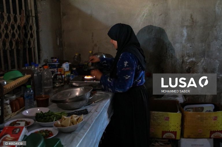 Palestina: Famílias deslocadas na cidade de Gaza quebram o jejum ao pôr do sol durante o Ramadão