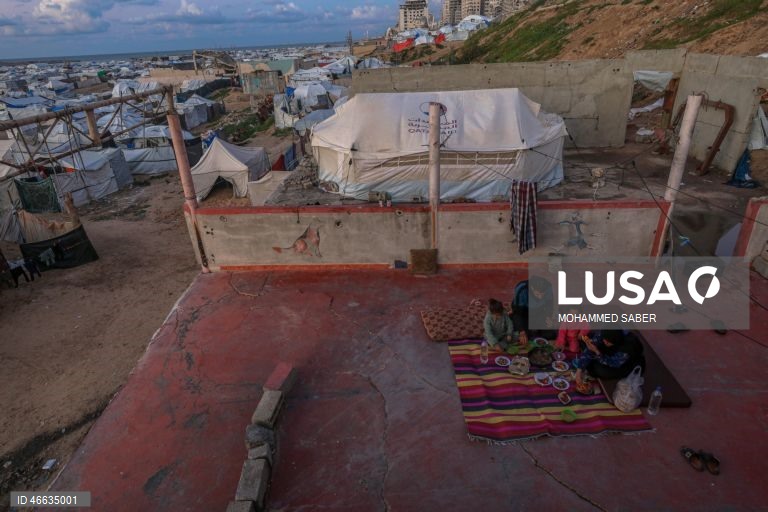 Palestina: Famílias deslocadas na cidade de Gaza quebram o jejum ao pôr do sol durante o Ramadão