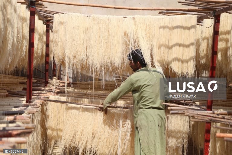 Paquistão: Produção artesanal de massa de aletria em Hyderabad