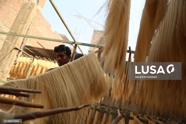 Paquistão: Produção artesanal de massa de aletria em Hyderabad