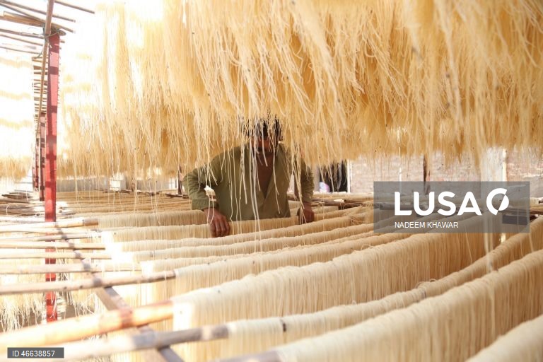 Paquistão: Produção artesanal de massa de aletria em Hyderabad