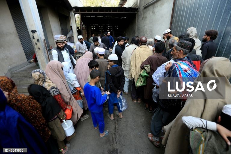 Paquistão: Distribuição gratuita de alimentos durante o Ramadão em Peshawar