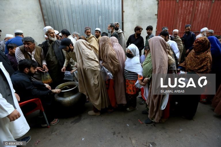 Paquistão: Distribuição gratuita de alimentos durante o Ramadão em Peshawar
