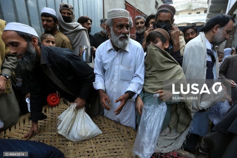 Paquistão: Distribuição gratuita de alimentos durante o Ramadão em Peshawar