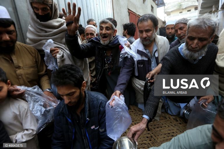 Paquistão: Distribuição gratuita de alimentos durante o Ramadão em Peshawar