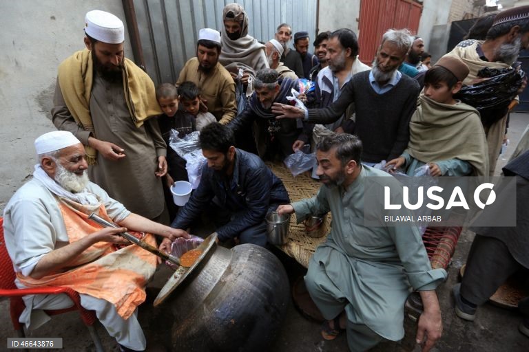 Paquistão: Distribuição gratuita de alimentos durante o Ramadão em Peshawar