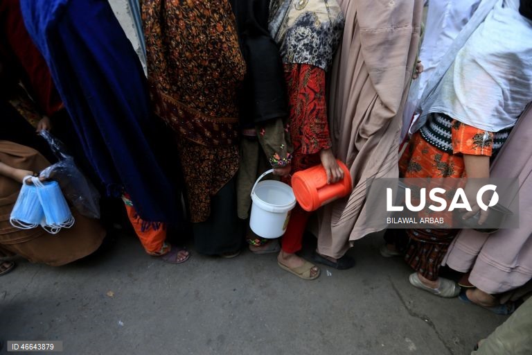 Paquistão: Distribuição gratuita de alimentos durante o Ramadão em Peshawar