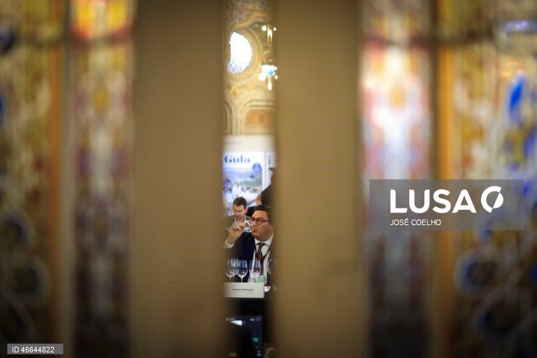 A member of the jury attends a wine tasting event during the opening day of the ‘Essencia do Vinho-Porto 2026’ at Bolsa Palace in Porto, Portugal, 26 February 2026. ‘Essencia do Vinho-Porto 2012’ runs from 26 February until 3rd March. JOSÉ COELHO/LUSA 