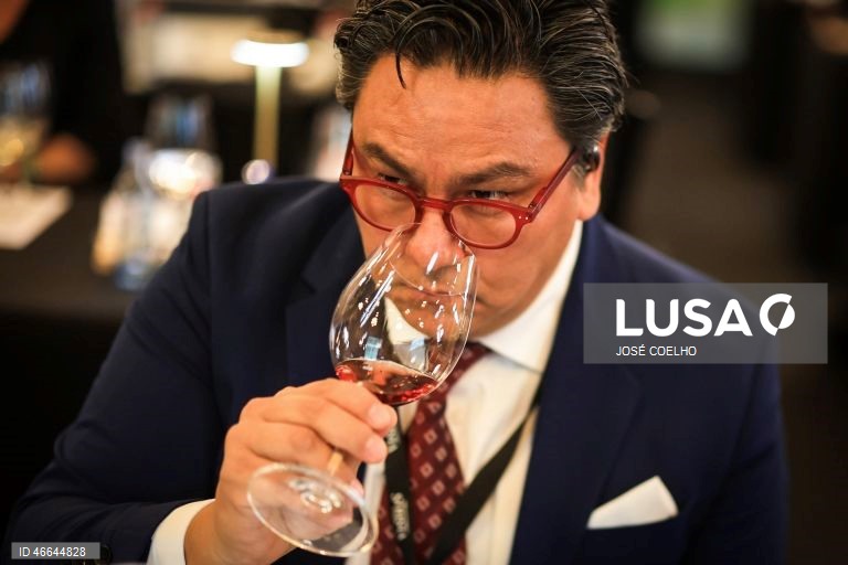 A member of the jury attends a wine tasting event during the opening day of the ‘Essencia do Vinho-Porto 2026’ at Bolsa Palace in Porto, Portugal, 26 February 2026. ‘Essencia do Vinho-Porto 2012’ runs from 26 February until 3rd March. JOSÉ COELHO/LUSA 