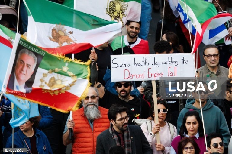 Alemanha: Iranianos manifestam-se em Berlim a favor da intervenção americana