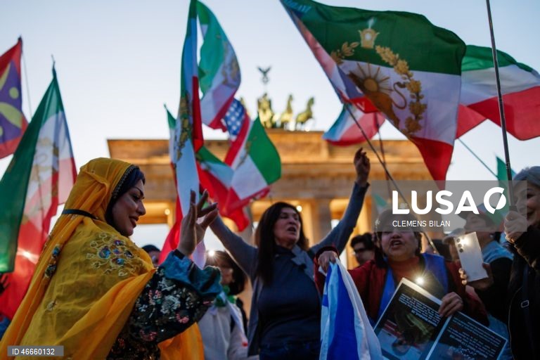 Alemanha: Iranianos manifestam-se em Berlim a favor da intervenção americana
