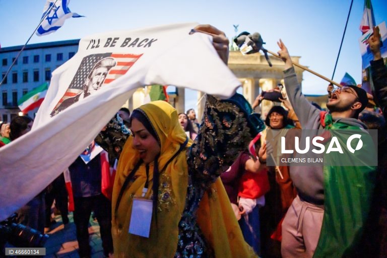 Alemanha: Iranianos manifestam-se em Berlim a favor da intervenção americana