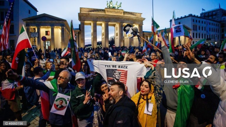 Alemanha: Iranianos manifestam-se em Berlim a favor da intervenção americana