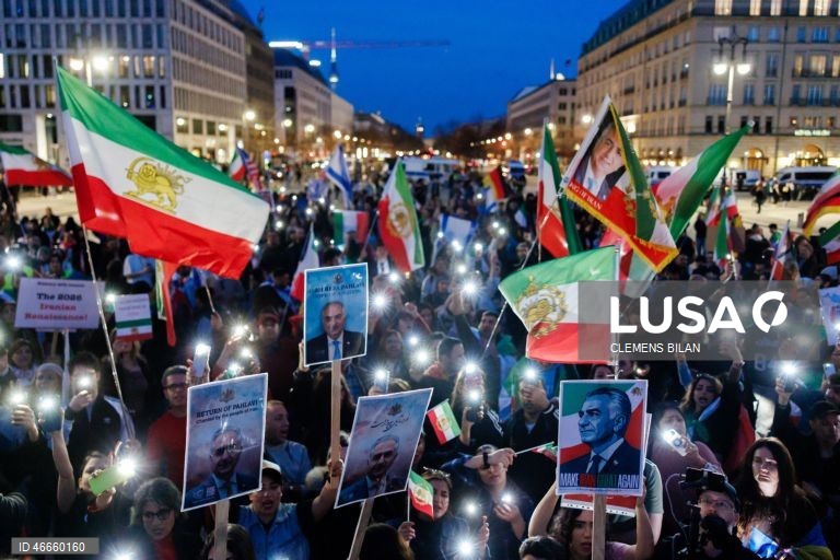 Alemanha: Iranianos manifestam-se em Berlim a favor da intervenção americana