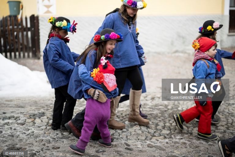 Suiça: Crianças celebram a chegada da Primavera
