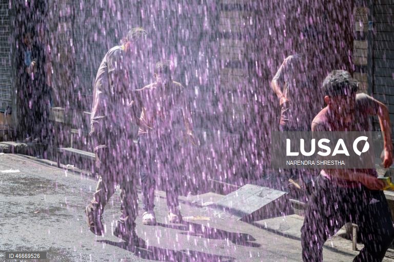 Celebrações do festival Holi no Nepal