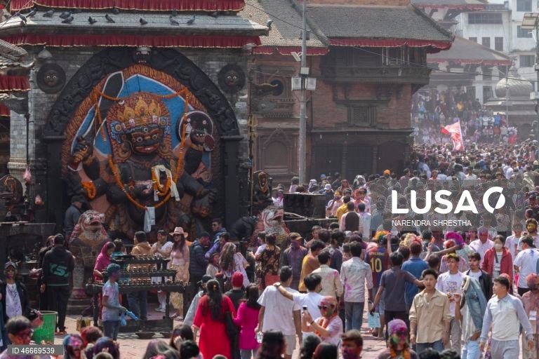 Celebrações do festival Holi no Nepal