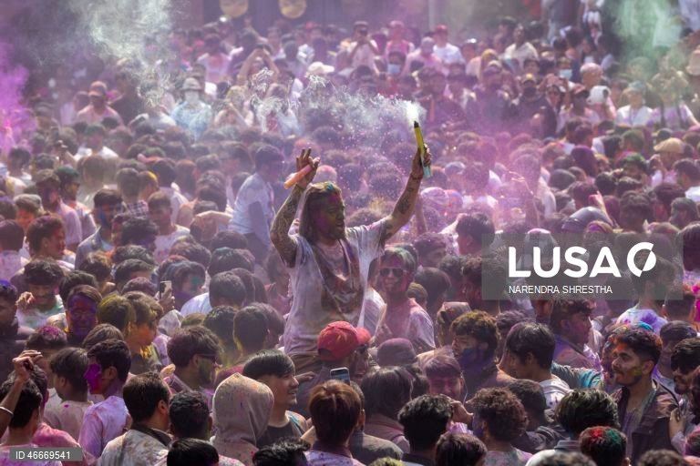 Celebrações do festival Holi no Nepal