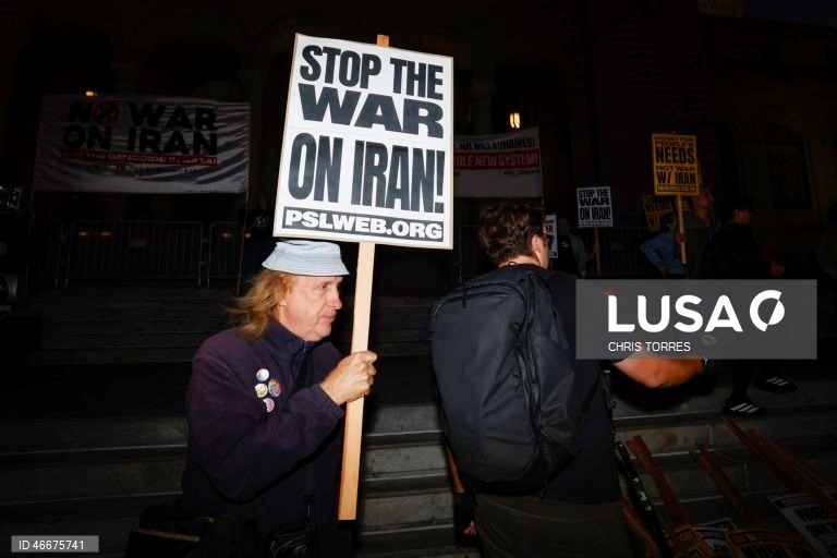 EUA: Protesto «Parem a Guerra contra o Irão» em Los Angeles