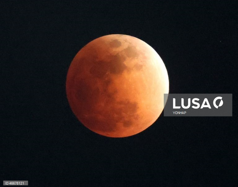 Lua de Sangue aparece durante eclipse lunar total