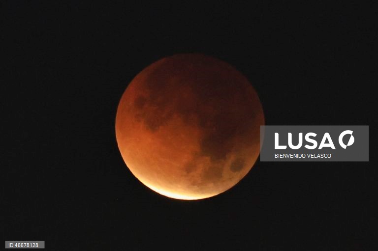 Lua de Sangue aparece durante eclipse lunar total