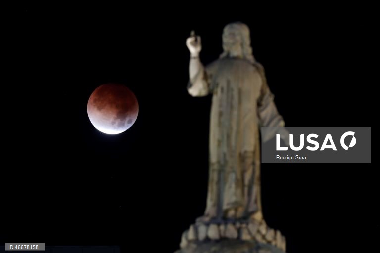 Lua de Sangue aparece durante eclipse lunar total