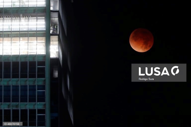 Lua de Sangue aparece durante eclipse lunar total