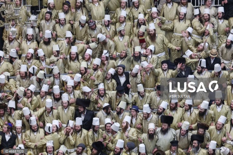 Judeus ultraortodoxos celebram o feriado judaico de Purim no bairro de Mea Shearim, em Jerusalém. Purim celebra a salvação dos judeus do genocídio na antiga Pérsia, conforme relatado no Pergaminho de Ester, e é um feriado de celebrações alegres, com fantasias e bebidas alcoólicas em público. 