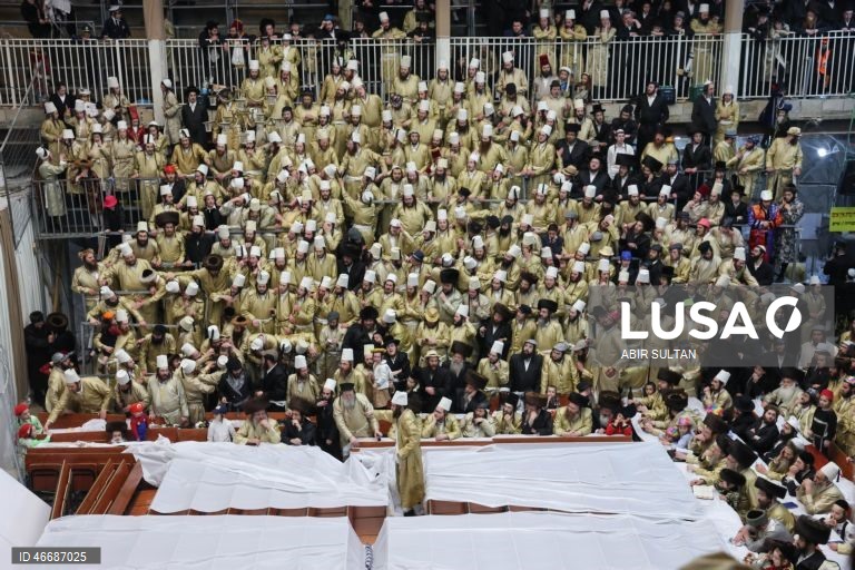 Judeus ultraortodoxos celebram o feriado judaico de Purim no bairro de Mea Shearim, em Jerusalém. Purim celebra a salvação dos judeus do genocídio na antiga Pérsia, conforme relatado no Pergaminho de Ester, e é um feriado de celebrações alegres, com fantasias e bebidas alcoólicas em público. 