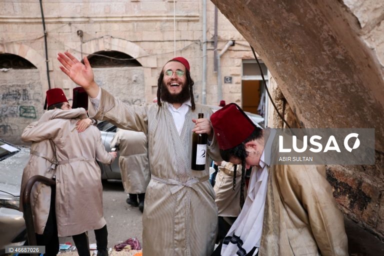 Judeus ultraortodoxos celebram o feriado judaico de Purim no bairro de Mea Shearim, em Jerusalém. Purim celebra a salvação dos judeus do genocídio na antiga Pérsia, conforme relatado no Pergaminho de Ester, e é um feriado de celebrações alegres, com fantasias e bebidas alcoólicas em público. 