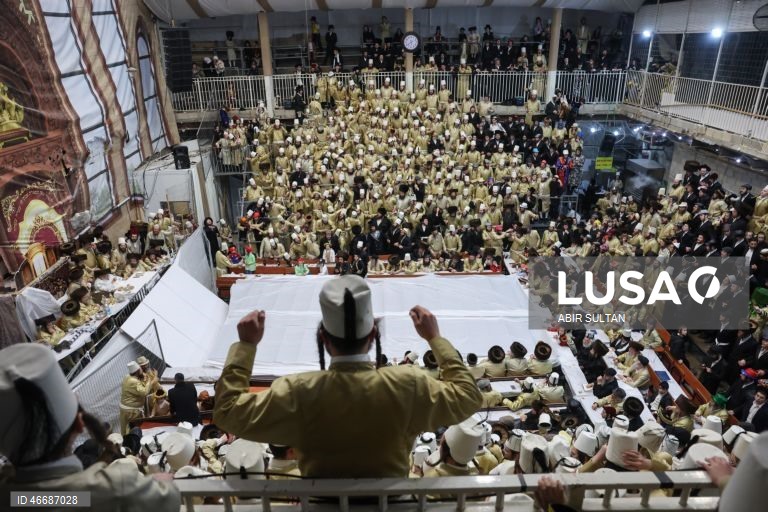 Judeus ultraortodoxos celebram o feriado judaico de Purim no bairro de Mea Shearim, em Jerusalém. Purim celebra a salvação dos judeus do genocídio na antiga Pérsia, conforme relatado no Pergaminho de Ester, e é um feriado de celebrações alegres, com fantasias e bebidas alcoólicas em público. 