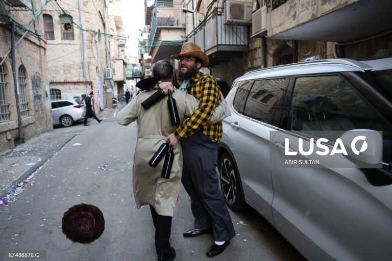 Judeus ultraortodoxos celebram o feriado judaico de Purim no bairro de Mea Shearim, em Jerusalém. Purim celebra a salvação dos judeus do genocídio na antiga Pérsia, conforme relatado no Pergaminho de Ester, e é um feriado de celebrações alegres, com fantasias e bebidas alcoólicas em público. 
