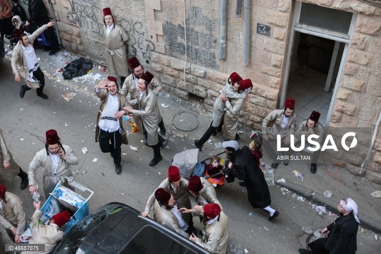 Judeus ultraortodoxos celebram o feriado judaico de Purim no bairro de Mea Shearim, em Jerusalém. Purim celebra a salvação dos judeus do genocídio na antiga Pérsia, conforme relatado no Pergaminho de Ester, e é um feriado de celebrações alegres, com fantasias e bebidas alcoólicas em público. 