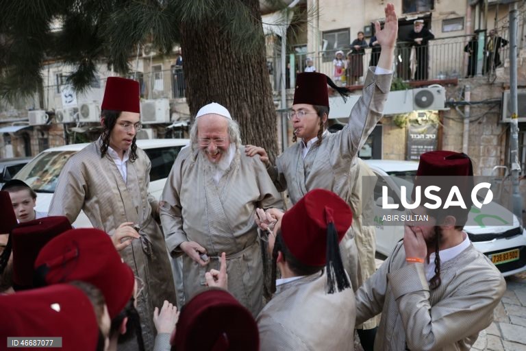 Judeus ultraortodoxos celebram o feriado judaico de Purim no bairro de Mea Shearim, em Jerusalém. Purim celebra a salvação dos judeus do genocídio na antiga Pérsia, conforme relatado no Pergaminho de Ester, e é um feriado de celebrações alegres, com fantasias e bebidas alcoólicas em público. 