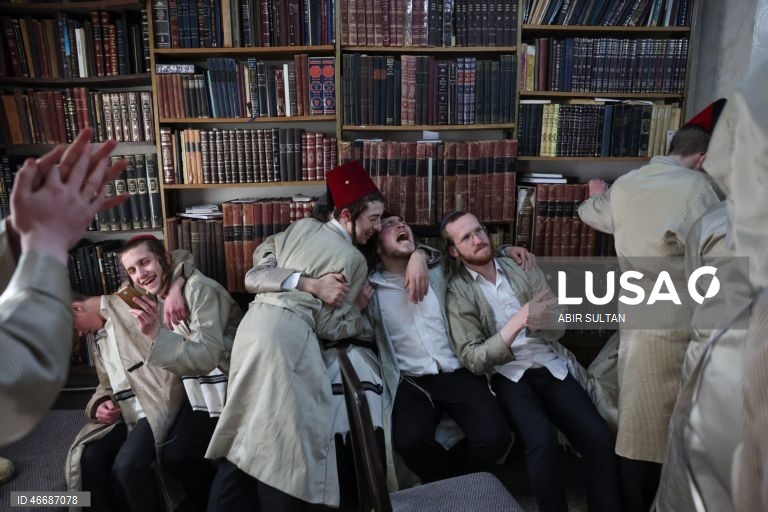 Judeus ultraortodoxos celebram o feriado judaico de Purim no bairro de Mea Shearim, em Jerusalém. Purim celebra a salvação dos judeus do genocídio na antiga Pérsia, conforme relatado no Pergaminho de Ester, e é um feriado de celebrações alegres, com fantasias e bebidas alcoólicas em público. 