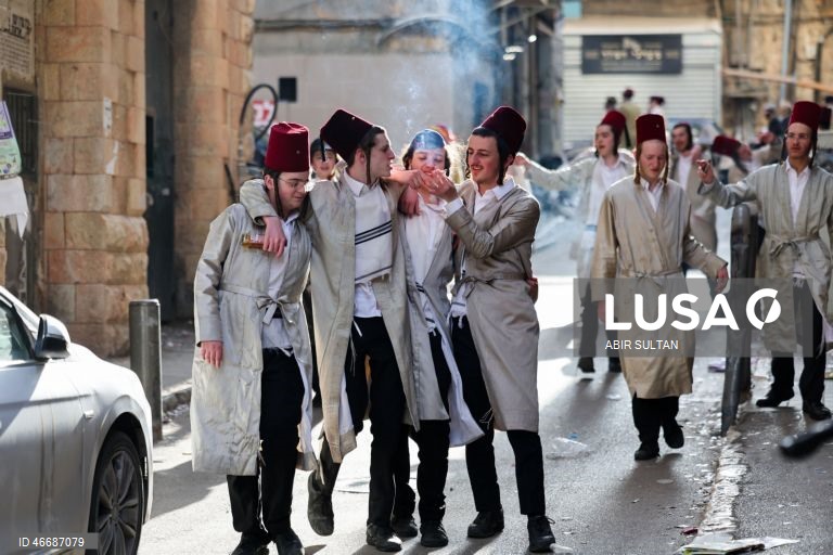 Judeus ultraortodoxos celebram o feriado judaico de Purim no bairro de Mea Shearim, em Jerusalém. Purim celebra a salvação dos judeus do genocídio na antiga Pérsia, conforme relatado no Pergaminho de Ester, e é um feriado de celebrações alegres, com fantasias e bebidas alcoólicas em público. 