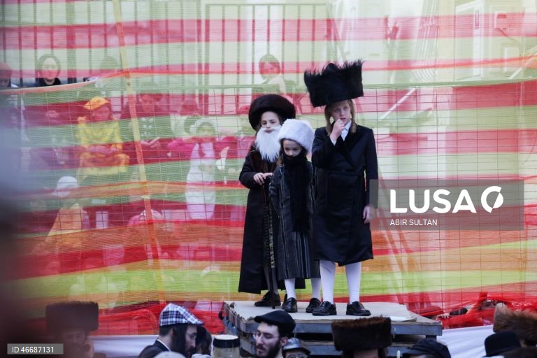 Judeus ultraortodoxos celebram o feriado judaico de Purim no bairro de Mea Shearim, em Jerusalém. Purim celebra a salvação dos judeus do genocídio na antiga Pérsia, conforme relatado no Pergaminho de Ester, e é um feriado de celebrações alegres, com fantasias e bebidas alcoólicas em público. 