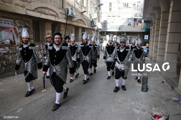 Judeus ultraortodoxos celebram o feriado judaico de Purim no bairro de Mea Shearim, em Jerusalém. Purim celebra a salvação dos judeus do genocídio na antiga Pérsia, conforme relatado no Pergaminho de Ester, e é um feriado de celebrações alegres, com fantasias e bebidas alcoólicas em público. 