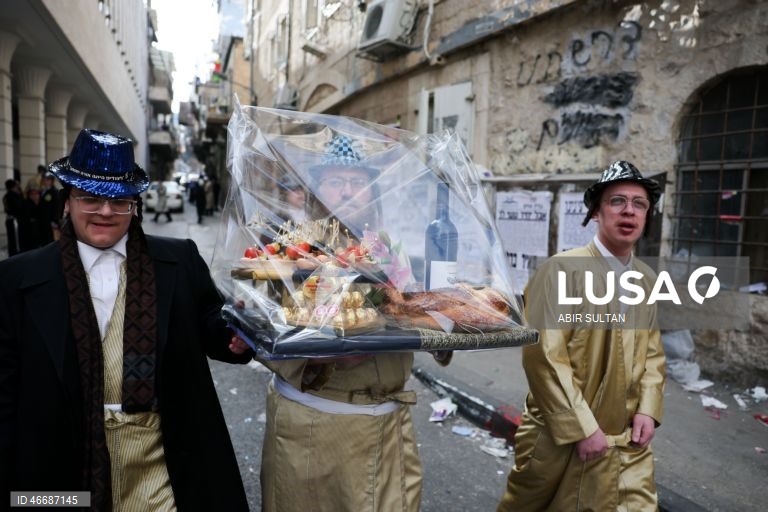 Judeus ultraortodoxos celebram o feriado judaico de Purim no bairro de Mea Shearim, em Jerusalém. Purim celebra a salvação dos judeus do genocídio na antiga Pérsia, conforme relatado no Pergaminho de Ester, e é um feriado de celebrações alegres, com fantasias e bebidas alcoólicas em público. 