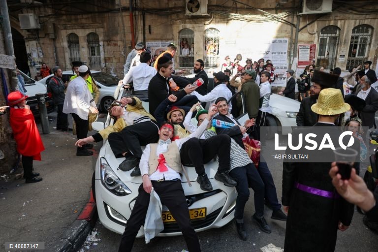 Judeus ultraortodoxos celebram o feriado judaico de Purim no bairro de Mea Shearim, em Jerusalém. Purim celebra a salvação dos judeus do genocídio na antiga Pérsia, conforme relatado no Pergaminho de Ester, e é um feriado de celebrações alegres, com fantasias e bebidas alcoólicas em público. 