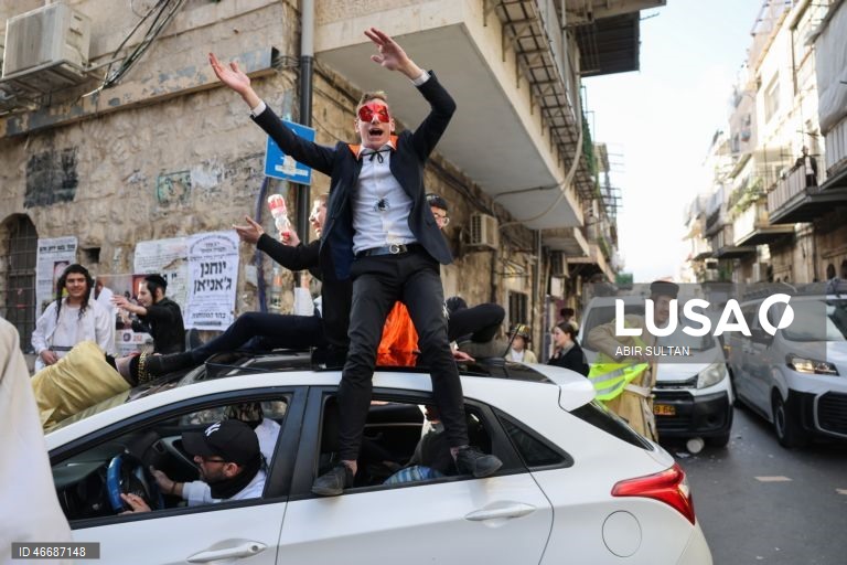 Judeus ultraortodoxos celebram o feriado judaico de Purim no bairro de Mea Shearim, em Jerusalém. Purim celebra a salvação dos judeus do genocídio na antiga Pérsia, conforme relatado no Pergaminho de Ester, e é um feriado de celebrações alegres, com fantasias e bebidas alcoólicas em público. 