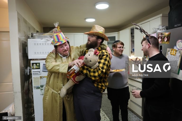 Judeus ultraortodoxos celebram o feriado judaico de Purim no bairro de Mea Shearim, em Jerusalém. Purim celebra a salvação dos judeus do genocídio na antiga Pérsia, conforme relatado no Pergaminho de Ester, e é um feriado de celebrações alegres, com fantasias e bebidas alcoólicas em público. 